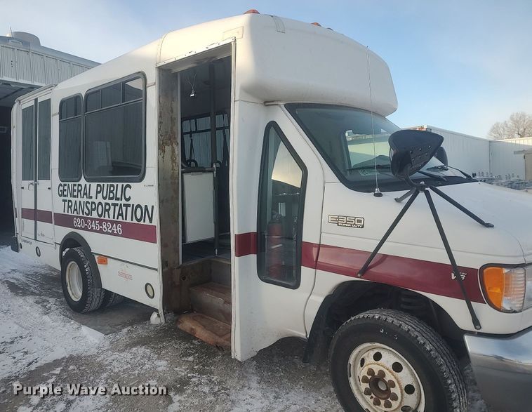 image for item MM9946 2000 Ford E350 Super Duty  shuttle bus