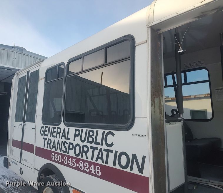 image for item MM9946 2000 Ford E350 Super Duty  shuttle bus