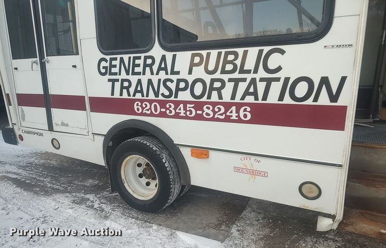 image for item MM9946 2000 Ford E350 Super Duty  shuttle bus