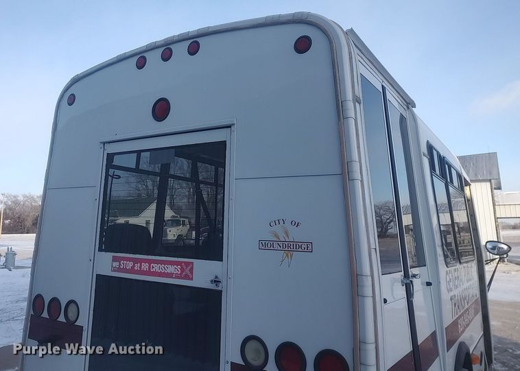 image for item MM9946 2000 Ford E350 Super Duty  shuttle bus