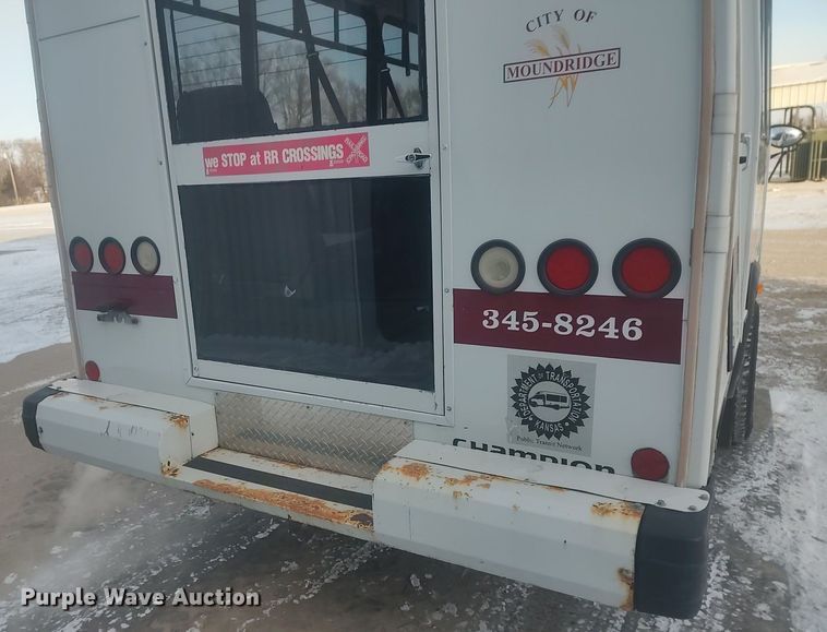 image for item MM9946 2000 Ford E350 Super Duty  shuttle bus