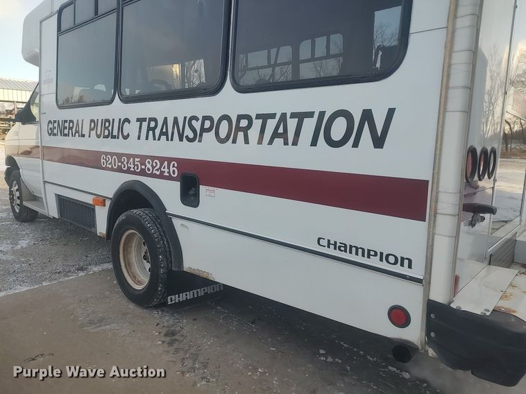 image for item MM9946 2000 Ford E350 Super Duty  shuttle bus