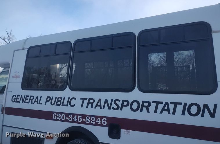 image for item MM9946 2000 Ford E350 Super Duty  shuttle bus