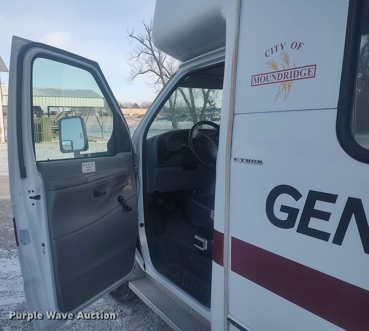 image for item MM9946 2000 Ford E350 Super Duty  shuttle bus