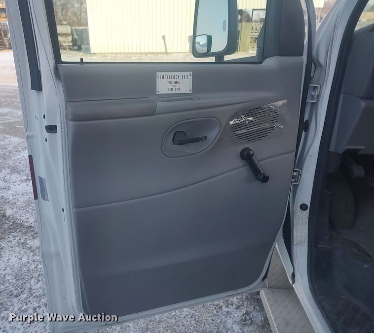 image for item MM9946 2000 Ford E350 Super Duty  shuttle bus