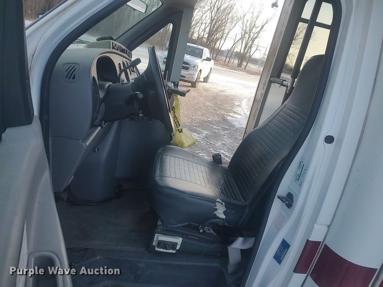 image for item MM9946 2000 Ford E350 Super Duty  shuttle bus