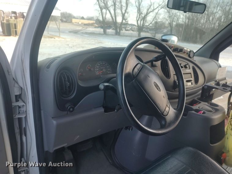 image for item MM9946 2000 Ford E350 Super Duty  shuttle bus