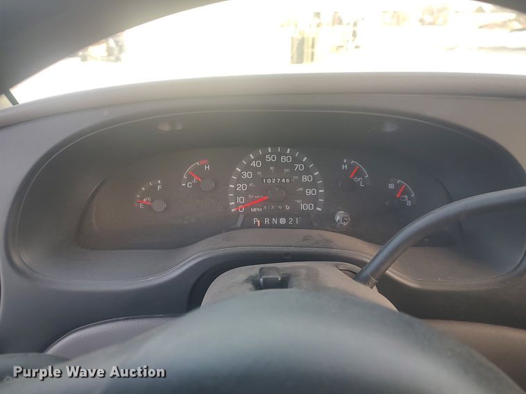 image for item MM9946 2000 Ford E350 Super Duty  shuttle bus