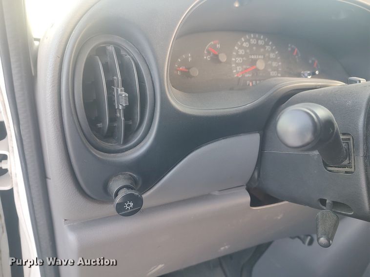 image for item MM9946 2000 Ford E350 Super Duty  shuttle bus