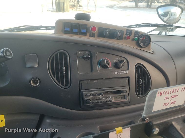 image for item MM9946 2000 Ford E350 Super Duty  shuttle bus