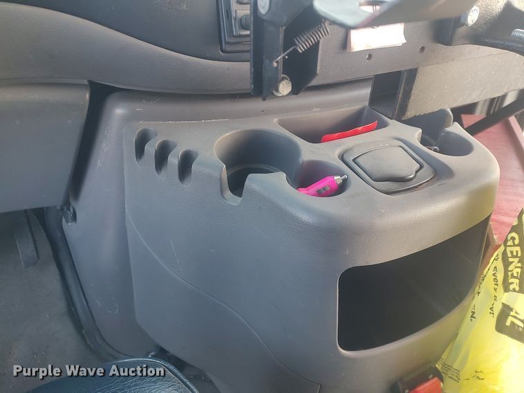 image for item MM9946 2000 Ford E350 Super Duty  shuttle bus