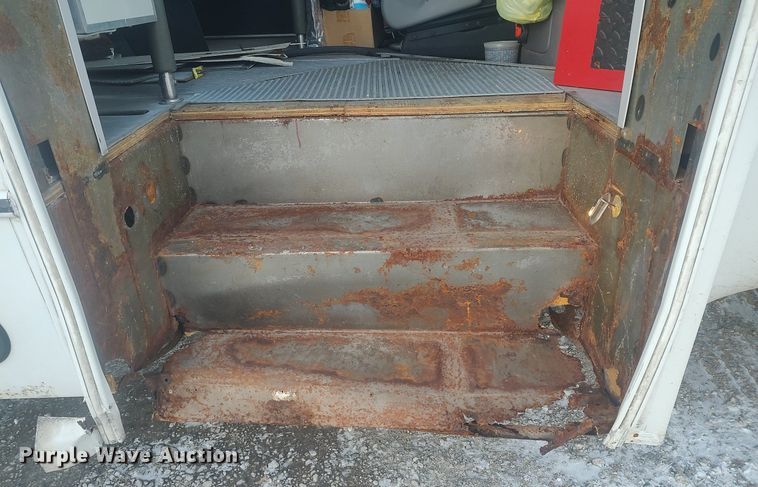 image for item MM9946 2000 Ford E350 Super Duty  shuttle bus