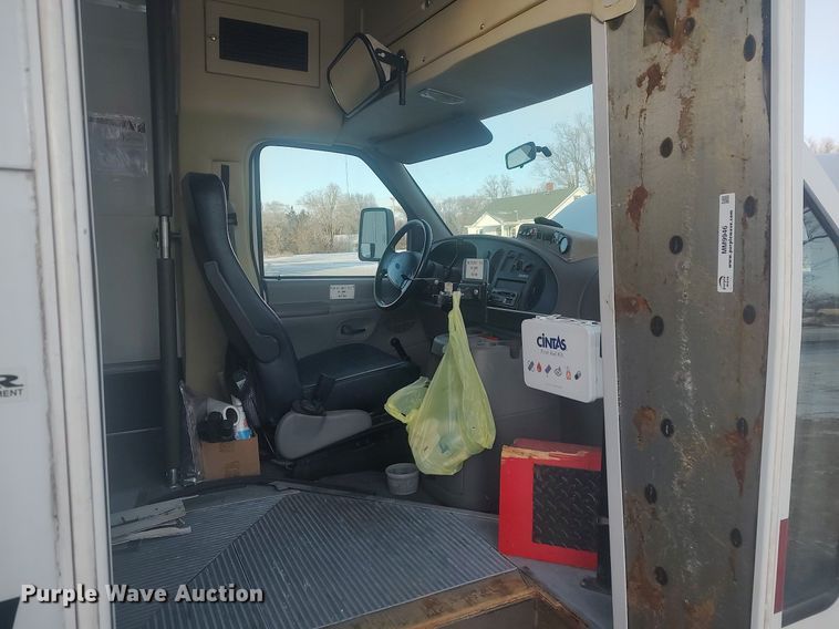 image for item MM9946 2000 Ford E350 Super Duty  shuttle bus