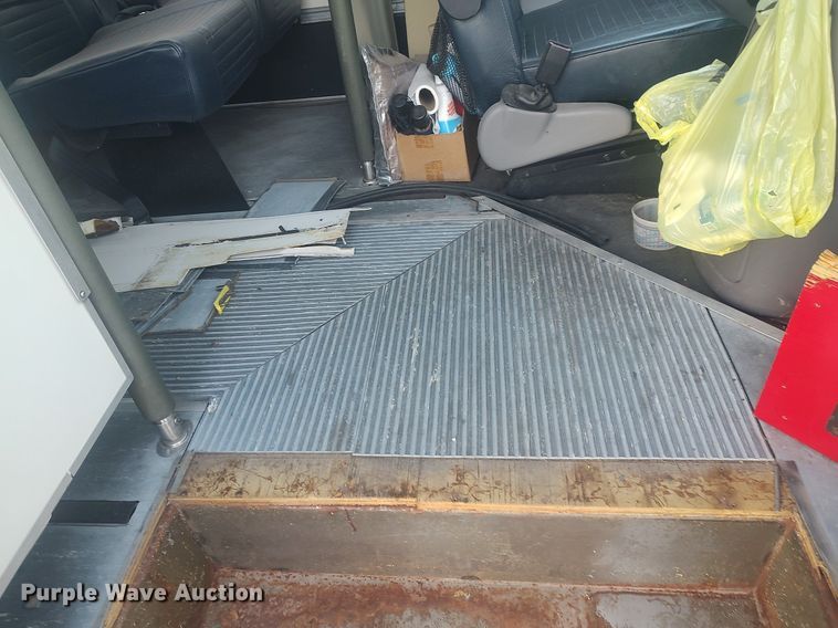 image for item MM9946 2000 Ford E350 Super Duty  shuttle bus