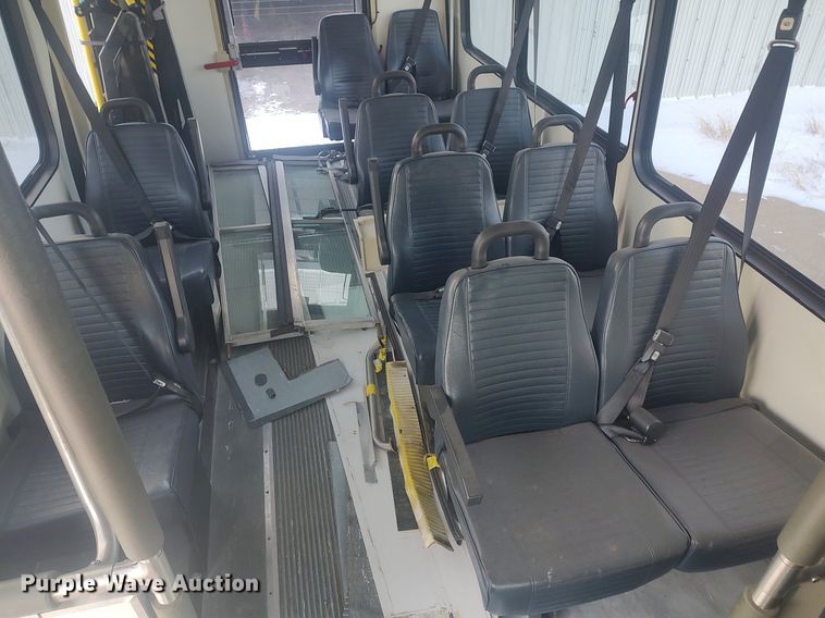 image for item MM9946 2000 Ford E350 Super Duty  shuttle bus