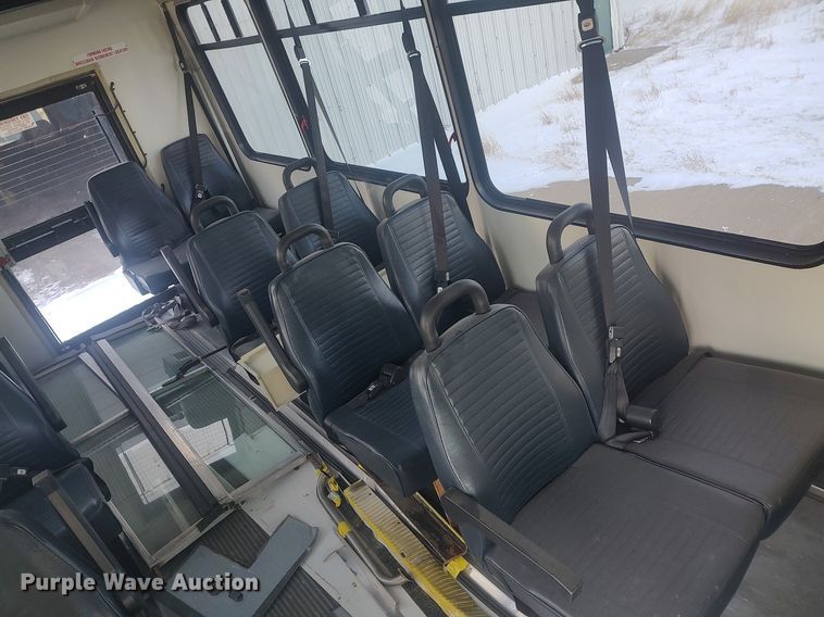 image for item MM9946 2000 Ford E350 Super Duty  shuttle bus