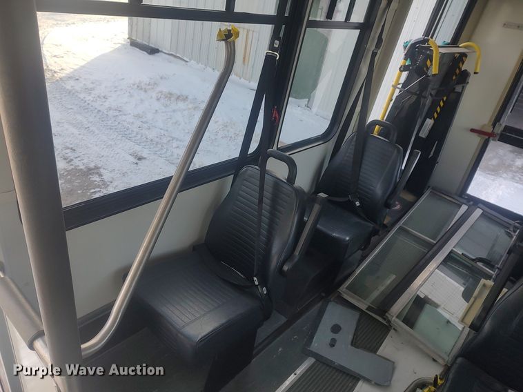 image for item MM9946 2000 Ford E350 Super Duty  shuttle bus