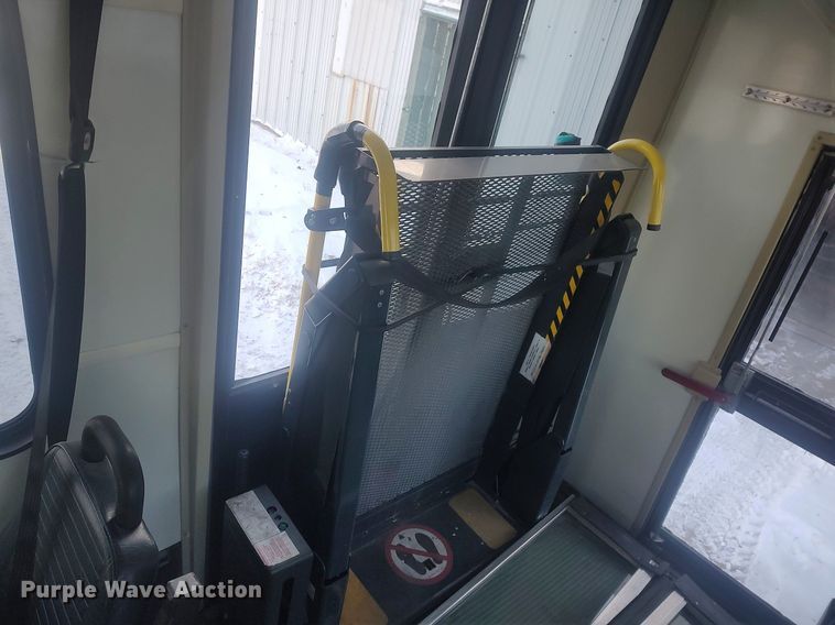 image for item MM9946 2000 Ford E350 Super Duty  shuttle bus