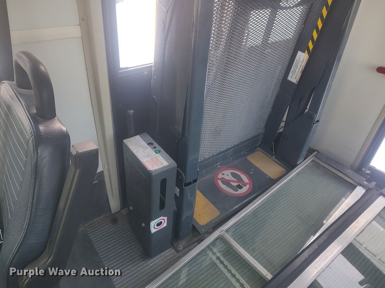 image for item MM9946 2000 Ford E350 Super Duty  shuttle bus