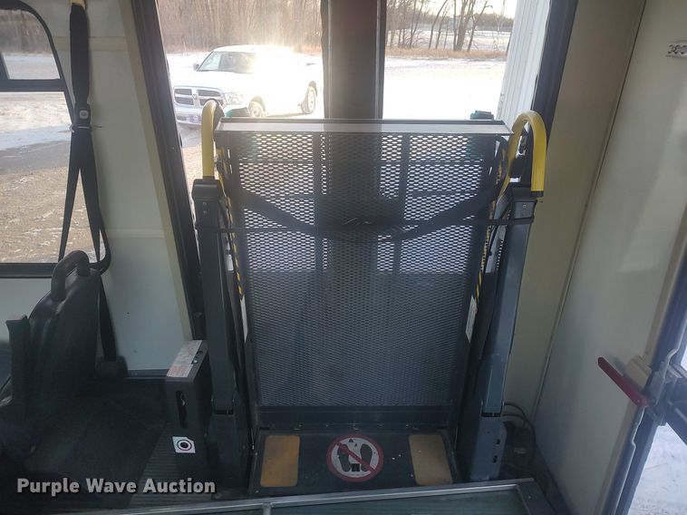 image for item MM9946 2000 Ford E350 Super Duty  shuttle bus