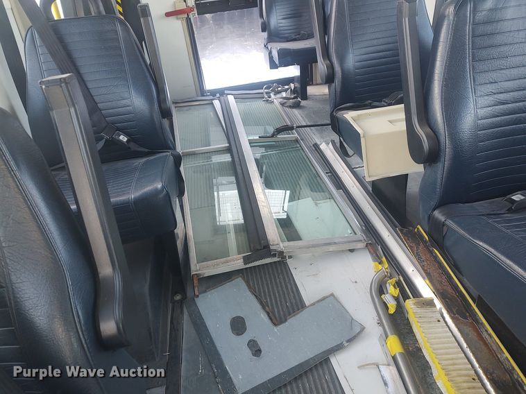 image for item MM9946 2000 Ford E350 Super Duty  shuttle bus