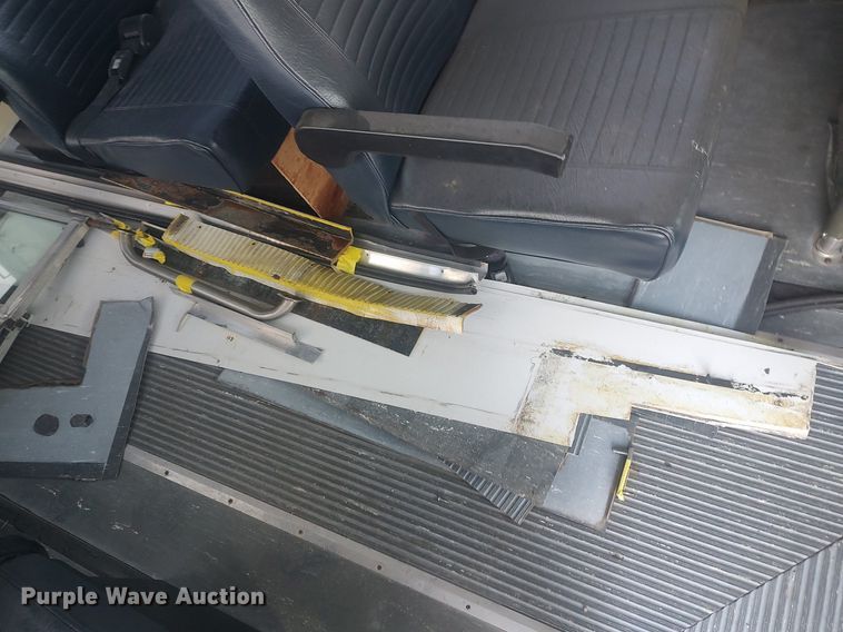 image for item MM9946 2000 Ford E350 Super Duty  shuttle bus