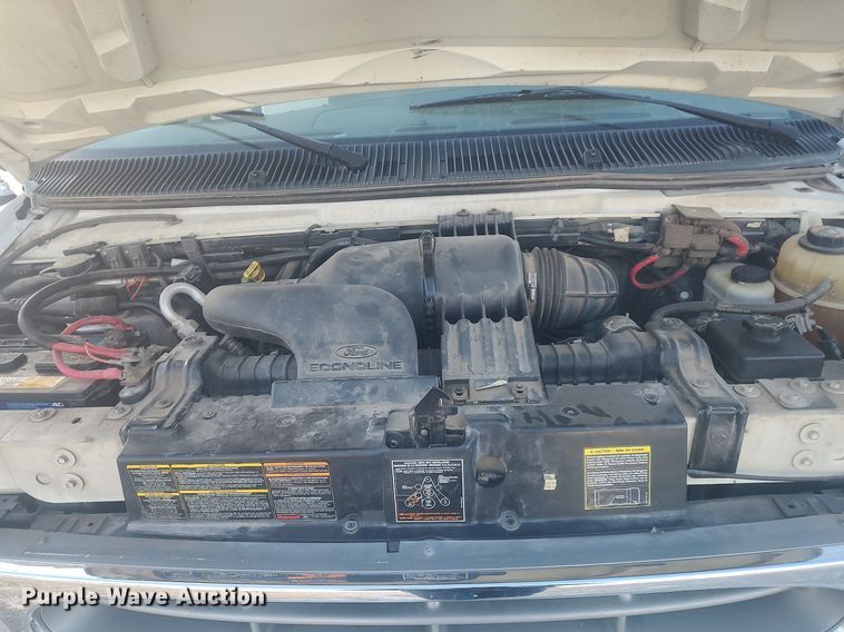 image for item MM9946 2000 Ford E350 Super Duty  shuttle bus