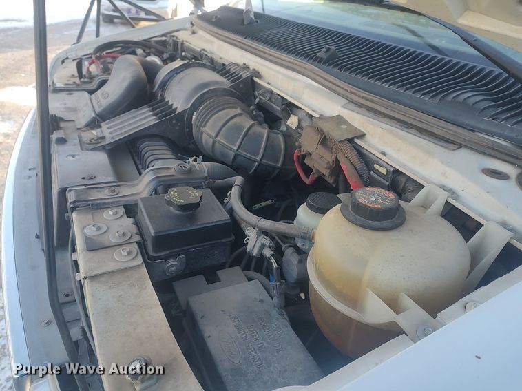 image for item MM9946 2000 Ford E350 Super Duty  shuttle bus