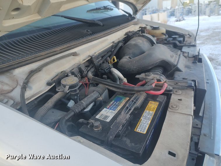 image for item MM9946 2000 Ford E350 Super Duty  shuttle bus