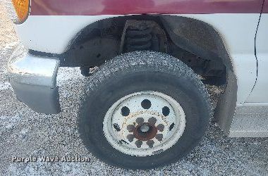 image for item MM9946 2000 Ford E350 Super Duty  shuttle bus