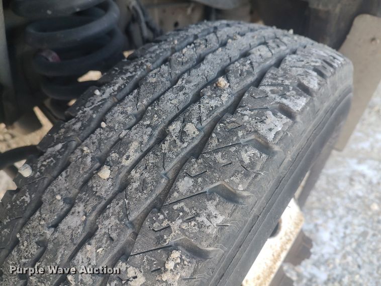 image for item MM9946 2000 Ford E350 Super Duty  shuttle bus