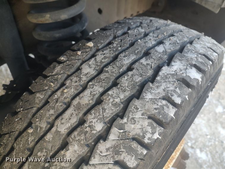 image for item MM9946 2000 Ford E350 Super Duty  shuttle bus