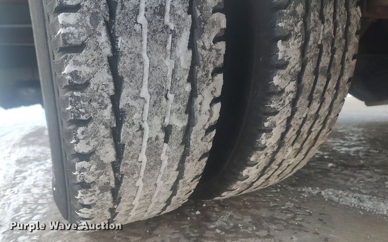 image for item MM9946 2000 Ford E350 Super Duty  shuttle bus