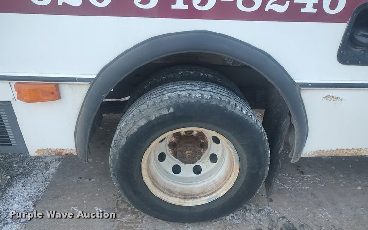 image for item MM9946 2000 Ford E350 Super Duty  shuttle bus