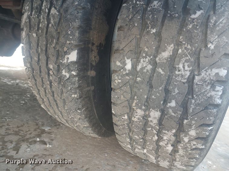 image for item MM9946 2000 Ford E350 Super Duty  shuttle bus