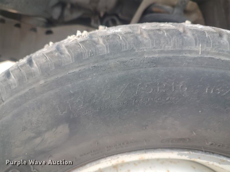 image for item MM9946 2000 Ford E350 Super Duty  shuttle bus