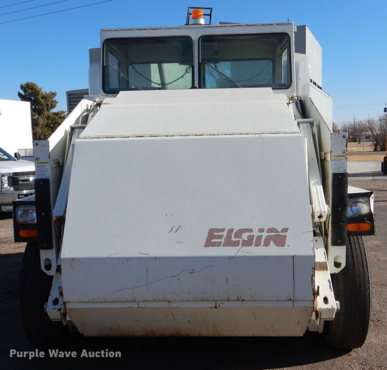 image for item MT9999 1995 Elign Pelican Series P  street sweeper truck