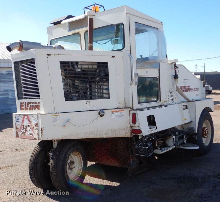 image for item MT9999 1995 Elign Pelican Series P  street sweeper truck