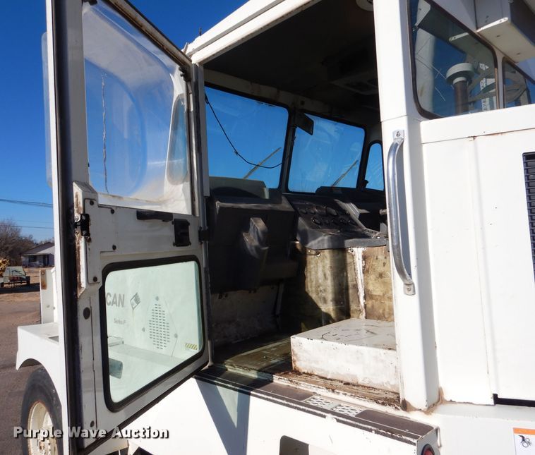 image for item MT9999 1995 Elign Pelican Series P  street sweeper truck