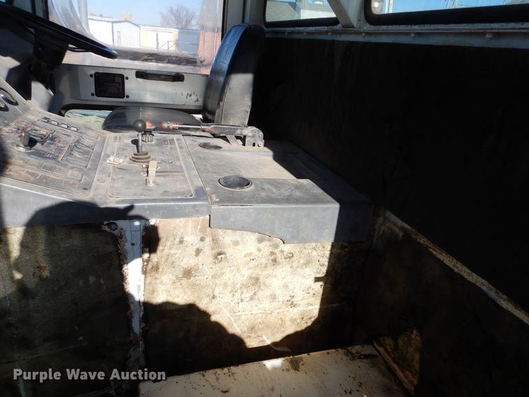 image for item MT9999 1995 Elign Pelican Series P  street sweeper truck