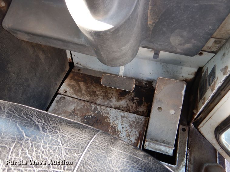 image for item MT9999 1995 Elign Pelican Series P  street sweeper truck