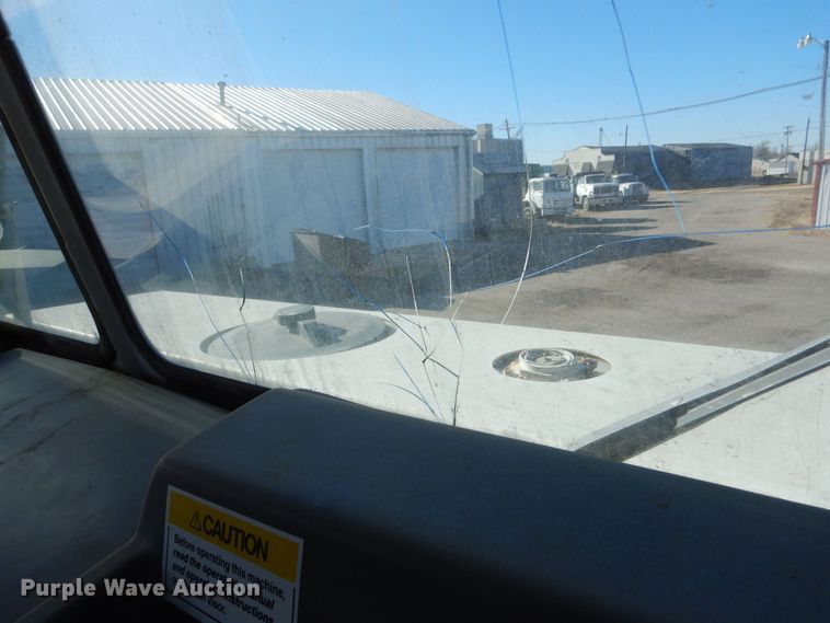 image for item MT9999 1995 Elign Pelican Series P  street sweeper truck