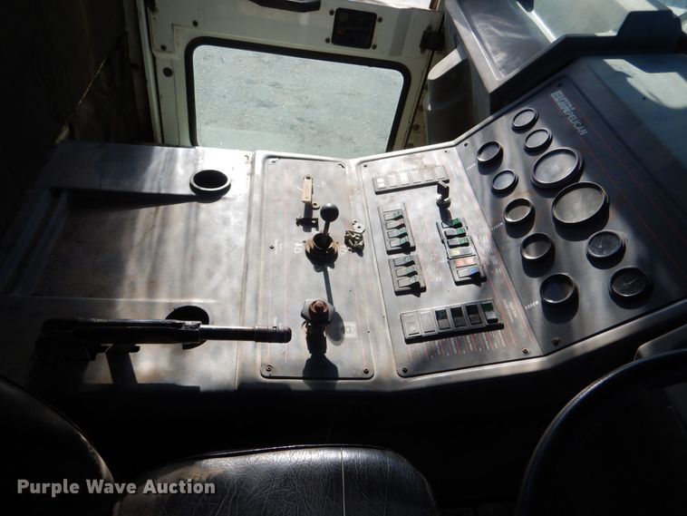 image for item MT9999 1995 Elign Pelican Series P  street sweeper truck