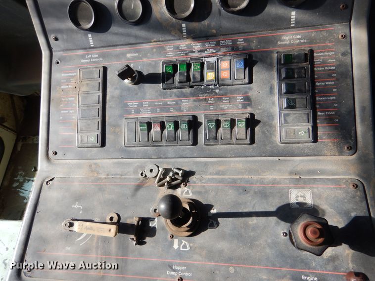 image for item MT9999 1995 Elign Pelican Series P  street sweeper truck