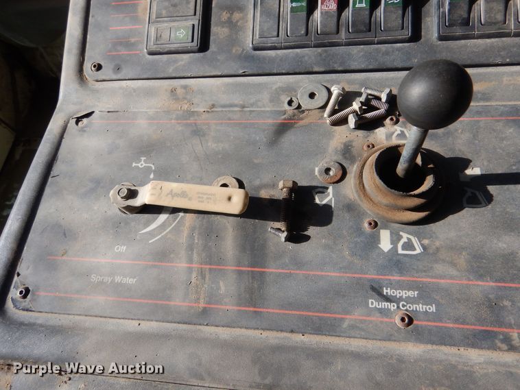 image for item MT9999 1995 Elign Pelican Series P  street sweeper truck