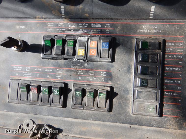 image for item MT9999 1995 Elign Pelican Series P  street sweeper truck