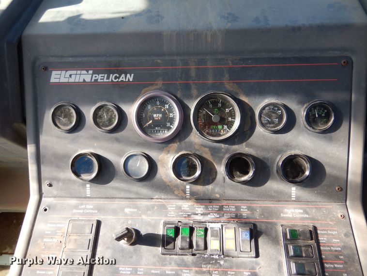 image for item MT9999 1995 Elign Pelican Series P  street sweeper truck