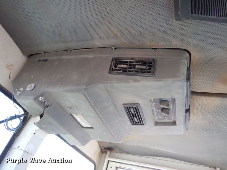 image for item MT9999 1995 Elign Pelican Series P  street sweeper truck