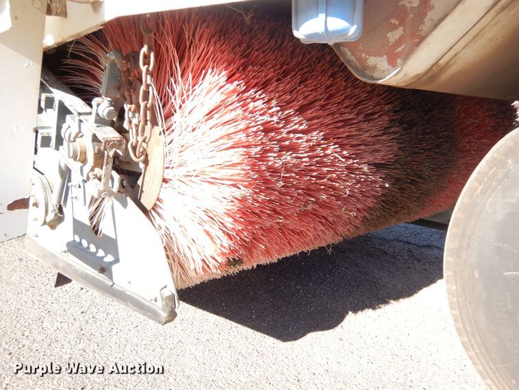 image for item MT9999 1995 Elign Pelican Series P  street sweeper truck