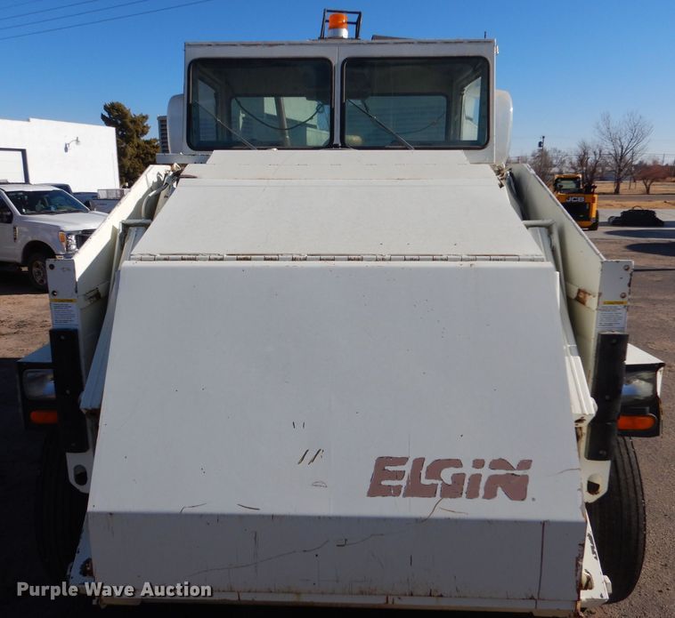 image for item MT9999 1995 Elign Pelican Series P  street sweeper truck